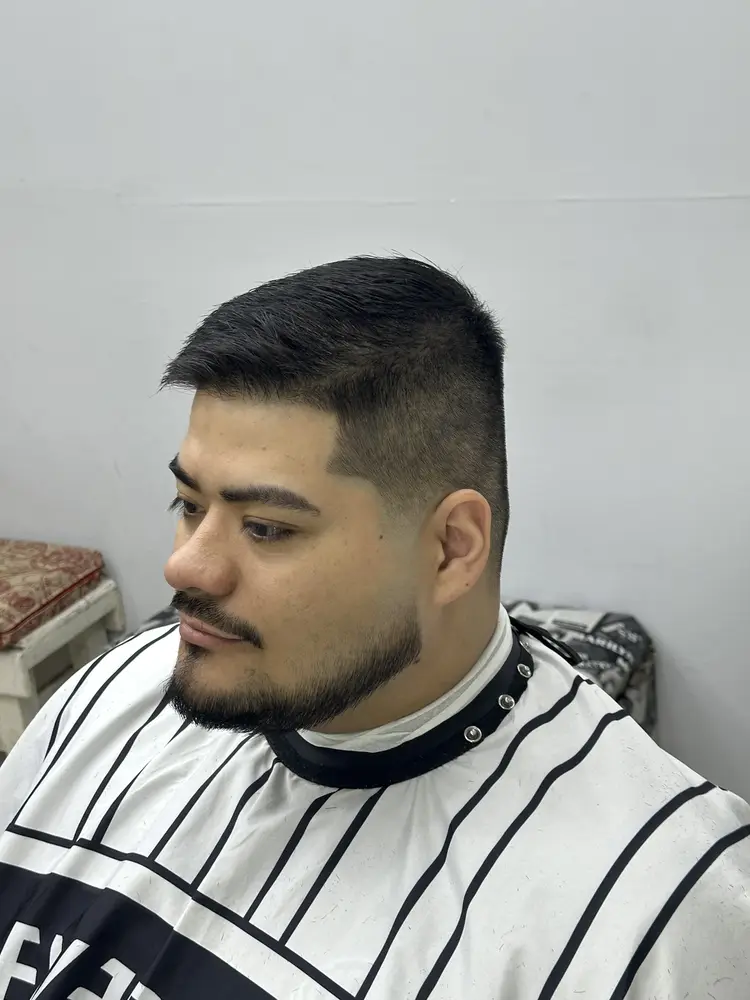 Corte corto con barba perfilada, de perfil