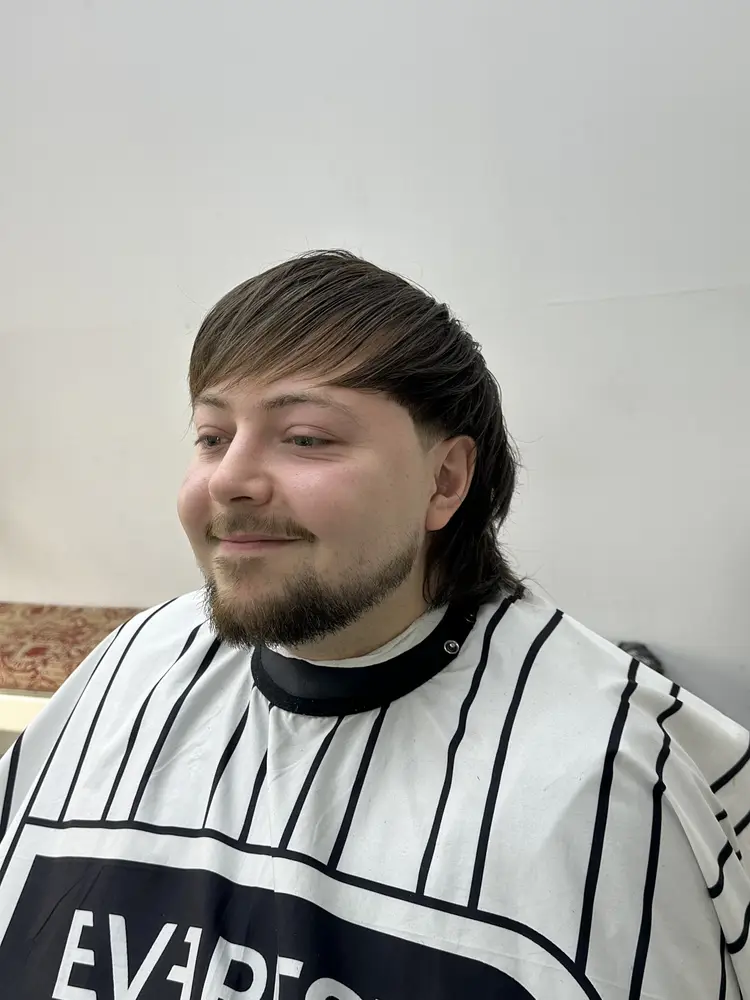 Cliente con pelo largo y barba perfilada