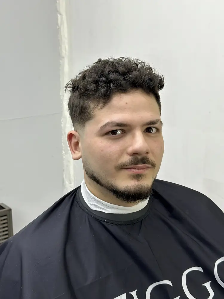 Corte con rulos y bigote
