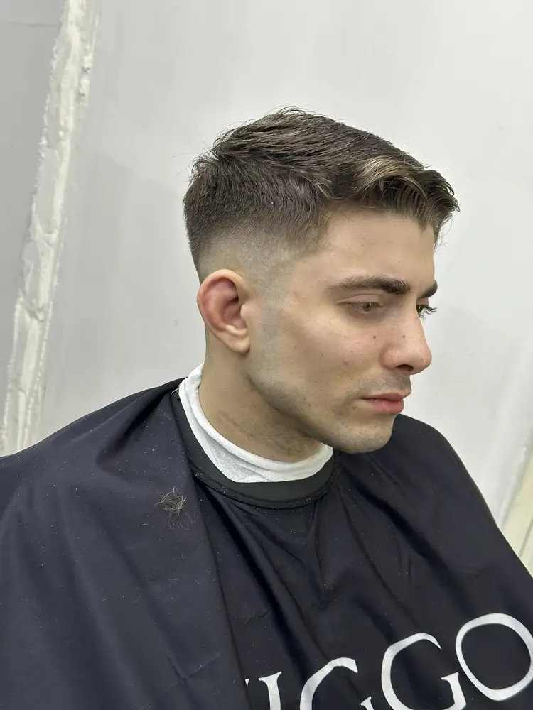 Corte clásico peinado hacia un costado