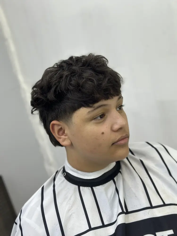 Corte con rulos en un cliente joven